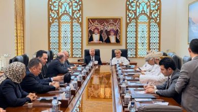 الفريق مهندس كامل الوزير وزير النقل خلال اجتماع مع المهندس سعيد بن حمود المعولي وزير النقل العماني