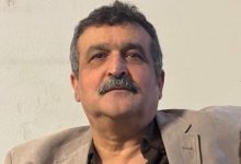 ‎إبراهيم اليوسف ‎مقاربة نقدية أُولى! مدخل نظري بدهي أن النص الشعري الذي ينجح في إعادة ترتيب الكينونة لا يقف عند حدود الزخرف أو المهارة التقنية، بل يتحول إلى مختبر تلتقي فيه الذاكرة بالمحو، ويختبر فيه الوجدان قدرته على ترميم نفسه أمام جدار الانكسار. في هذا المستوى، يصبح الشعر أداة فعل لا أداة وصف، ومساحة لتجريب حدود اللغة في مواجهة العطب الذي خلّفته الانكسارات، لاسيما إن الوظيفة الجمالية المنفصلة عن سياقها تتراجع لصالح جمالية مشروطة بالفعل التاريخي والنفسي، حيث تُنتزع المفردة من برود القاموس لتستعيد حرارتها في سياق مقاوم. ‎تجربة زكريا شيخ أحمد تؤكد هذا الانخراط المباشر في قلب الجرح، لا من موقع المراقبة، بل من خلال معايشة تنسج النص من ألياف الذاكرة والواقع. الهوية في نصه ليست انتماءً جغرافيًا أو إثنيًا وحسب، بل شبكة من الروابط الممزقة التي يحاول وصلها عبر بناء لغوي لا يهادن. مناطق الالتباس التي يكتب منها تتيح للبلاغة في أحد تجلياتها- غير المبالغ فيها- أن تتجاور مع القلق الروحي، وللأثر المادي في حالة تتبعه وقع الخطى أن يتقاطع مع الحلم، فلا يستدعي المكان كصورة جامدة، بل ككائن له نبضه وذاكرته الخاصة. ‎بهذا البناء، تتحرك القصيدة على مستويين متوازيين: امتداد يبطىء الزمن ويحيط المكان بهالة من الديمومة، وومضة مكثفة تختزن اللحظة في رمز قادر على إشعال الذاكرة. هذا التداخل بين النَفَس الملحمي والنَفَس الومضي يمنح النص بعض ملامحه وخصوصيته، ويجعله مفتوحًا على قراءات متباينة: قراءة ترى في الامتداد احتفاء بالمكان كملاذ، وأخرى ترى في التكثيف اختزالًا للذاكرة في علامات قابلة للاستدعاء الفوري. ‎عن المكان والشاعر عفرين كجغرافيا للغُصة والقصيدة كأداة استبصار ليست عفرين مجرد جغرافيا تقع شمال غرب سوريا، بل هي واحدة من أكثر المناطق الكردية التي تم اختزالها إلى صمت قسري، بفعل الاحتلال التركي منذ عام 2018، وما تبعه من محوٍ منهجي للهوية الثقافية والديموغرافية. إنها مدينةٌ يُعاد تشكيلها بالقوة، على حساب ذاكرتها، وسكانها، وملامحها الأصلية. في هذا السياق، لا تكتب القصيدة الكردية من موقع بعيد، بل من تماسّ مباشر مع هذا المحو، ومن محيط مُثقَل بفقد المعنى. ‎زكريا شيخ أحمد، ابن هذه الجغرافيا المقتلعة، ضمن حدود لحظة زمنية، لا يكتب عن عفرين بوصفها مشهدًا خارجيًا، بل يكتبها من الداخل، رغم مسافات الشتات. إنه يكتبها من الفقد اليومي، ومن ذاكرة تتعرض لاجتثاث مزدوج: جغرافي ولغوي. قصيدته ليست تعبيرًا عما حدث فحسب، بل انخراط فيما لا يزال يحدث: إنها تمسك بلحظة الخراب لا لتصفها، بل لتسائل أثرها الرمزي على الكينونة. ‎لكل هذا فإن زكريا شيخ أحمد شاعر لا يتوسل البطولة، ولا يركن إلى الشعار، بل يمارس أقسى أشكال المواجهة: الكتابة المتأملة، التي تعيد تشكيل المأساة لا كواقعة سياسية فقط، بل كجرح في اللغة، وتصدّع في الهوية. في قصائده، لا تُروى عفرين بصوت خارجي، بل تتكلم عبر زيتونها، ومطرها، ونهرها، وأعالي جبالها، وهدير نهرها، وصمت أعينها، كمحطة جسرية بين محطات انقطعت بها وشائج التواصل. إنها قصائد تكتب من قلب الخسارة الفادحة. الخسارة المؤقتة، لأنها لا تستسلم لها، بل تحوّله انكساراتها وخسائرها إلى فضاء تأملي، حيث تتحوّل الشجرة إلى كائن يتذكر، والمطر إلى مرآة للمنفى، والكلمة إلى ملاذ أخير لذاكرة تقاوم النسيان. ‎الذاكرة المقموعة والهوية المتشظية في فضاءي نصين متكاملين يعمد زكريا شيخ أحمد في نص “عفرين… قصيدة الأرض المنهوبة”، إلى تأطير المكان ضمن أفق أسطوري مقاوم، حيث لا تكون عفرين مجرد مدينة منكوبة، بل كائنًا متعاليًا على الجغرافيا والتاريخ، متشبثًا بقدسية لا تنكسر. نقرأ: ‎ولا تُطفأ الذاكرةُ إن خُطّت على جذوعِ الزيتونْ واضح للقارىء النبيه أن الذاكرة تتحول هنا من نتاج تجربة إنسانية إلى أثر طبيعي ديمومي، يتماهى فيه التراب أو الحجارة مع لوعة الحرقة إلى المكان. هذا الإصرار على الديمومة ينزع النص من واقعيته، ليؤسطر المكان ذاته، ويمنحه دفقات شعورية في وجه المحو. أجل. إننا أمام شعرية تقوم على بطانة وجدانية مكتظة، تُعلّي من شأن الصمود، لكنها تنزاح عن تفكيك الذات المتشظية، لتتجه نحو ترميزها على هيئة جبل لا ينهار، أو دعاء لا يُغلب. ‎في المقابل، ينحو نص “العودة تمشي في دمنا” إلى بنية أقرب إلى القصيدة الومضة، لا من حيث الطول فقط، بل من حيث وحدة الهاجس: الرسالة. القصيدة تتحرك في فضاء مباشر، سريع، لكنه مشبع بنداء وظيفي يتجاوز الحفر في الداخل، ويذهب مباشرة إلى التعبئة الوجدانية: ‎هُجّروا… لكنهم حملوا عفرينَ معهم في ملحِ الخبز في أسماءِ البنات وفي وشمِ الجبالِ على الأكفّ. هذا المقطع يشكّل نموذجًا للكتابة التي تختزل التجربة في سلسلة علامات قابلة للتكرار والاسترجاع، حيث يستعاض عن التفصيل التأملي بمجموعة من الصور الدالة والرموز الحيّة. الذات هنا ليست باحثة عن معنى، بل مستنفَرة من أجل استعادة ما فُقِد. لا سؤال يُطرح، بل تأكيد يُعلن. وفي هذا ما يشبه شعريّة الومضة الموجّهة، التي تتنازل عن غموض الشعر لصالح وضوح الرسالة. ‎ما يتبدّى من خلال النصين هو هذا التفاوت البنيوي والدلالي بين نَفَس طويل يسعى إلى ميثولوجيا المكان والهوية، ونَفَس قصير يؤطّر الفقد ضمن خطاب العودة. في الحالتين، ثمة غياب لما يميز التجربة المعروفة عن زكريا شيخ أحمد: توتر المفردة، اقتصاد اللغة، تفتت الذات بين الأصوات والأشياء، والكتابة من موضع التباس لا منبر وضوح. ‎وهنا، يُطرح السؤال مجددًا: هل النصان منسجمان مع المشروع الجمالي للشاعر المعروف بتمرده على الخطابية، وابتعاده عن النداء المباشر؟ أم أننا إزاء نمطين كتابيين يختلفان جوهريًا، ضمن تجربة واحدة، وتجريب مفتوح: الأول يُؤسطر الجرح، والثاني يُفككه همسًا؟ ‎الذاكرة كفعل مضاد للمحو إذا كانت الهوية لا تُبنى من الجمود، بل من الحوار مع السيرورة، فإن نص زكريا شيخ أحمد يمارس هذه البنائية عبر استحضار العناصر التي يُراد لها أن تُنسى: الشجرة، العصفور، المطر، القبر، الحب، واللغة الأولى. كل هذه المفردات تتحول إلى علامات مقاومة ضد المحو الرمزي الذي تمارسه القوة النافية، سواء أكانت عسكرية، سياسية، أو ثقافية. ‎لكنّ النصين المُلحقين- أدناه كمجرد أنموذجين- يُعيدان تشكيل هذه العناصر بطريقة مغايرة: يرفعانها من مساحة الرمزي إلى صدارة التقريري، ويقدّمان الذاكرة لا كمجال تأملي، بل كصورة مكتملة، نهائية، مطلقة. من هنا، يمكن التساؤل: هل هما بالفعل من تجربة زكريا الشعرية، أم يمثلان محاولة لكتابة قريبة من قضيته، لكنها بعيدة عن أدواته؟ ‎وهكذا، فإننا نرى أنه بين الامتداد الذي يعيد صياغة الجرح ككيان يعلو على النسيان، والومضة التي تكتفي بإشارة قادرة على إعادة إشعال الحنين، تتوزع طاقة النص الشعري لدى زكريا شيخ أحمد. رغم أن الأمر ليس مفاضلة بين أسلوبين، بل هو تعبير عن ازدواجية ضرورية في لحظة تاريخية تتطلب خطابًا يحفظ الذاكرة من التلاشي، وفي الوقت ذاته يتيح لها أن تكون قابلة للتداول السريع بين المنفيين والمقموعين. حيث، لا تظل عفرين مجرد مسرح للألم، بل إنها تتحول في النص إلى مختبر لغوي ووجداني، تتفاعل فيه طبقات الهوية، ويتجدد فيه سؤال الانتماء مع كل سطر يُكتب، وكأن القصيدة هنا ليست غاية في ذاتها، بل وعدٌ بالعودة يتجسد في بنية اللغة ذاتها. ‎الهوامش: ¹ زكريا شيخ أحمد، العين التي في الزيتونة. ² زكريا شيخ أحمد، المطر. ‎ملحق: النصان الشعريان ‎1-عفرين… قصيدة الأرض المنهوبة ‎عفرينُ… يا وردةً نبتتْ ‎فوقَ الجراحِ ونامتْ في عيونِ النارْ ‎يا نَفَسَ الزيتونِ إن اشتدَّ ‎خنقُ الحنينِ، وصمتُ الأوتارْ ‎يا سيدةَ الجبلِ الباسقِ ‎حين يميلُ على كتفيكِ الزمانُ ‎وتبقينَ واقفةً ‎كأنكِ دعاءٌ يُصلي لهُ الغيمُ والأمطارْ ‎كم مرّت عليكِ الجيوشُ ‎فانكسرتْ سيوفُ العابرينْ ‎وكم حاولوا سلخَ اسمِكِ عن وجدانِ التراب ‎فما نطقَ الحصى إلا: أنا كورديٌ… من عفرين… أنا كورديٌ من كوردستان. ‎قالوا: ستهوينَ… ‎قلنا: لا تهوي الجبالُ إذا سكنتْ في القلبِ ‎ولا تُطفأ الذاكرةُ ‎إن خُطّت على جذوعِ الزيتونْ ‎أرادوا أن يخنقوا فيكِ الصوتْ ‎أن يزرعوا في فمِكِ حجراً ‎وفي رُوحِكَ سوراً من نارْ ‎لكنهم نسوا… ‎أنكِ حين تصمتينَ ‎تتكلمُ الأرضُ ويتكلمُ الحجرْ ‎وينطقُ الغصنُ في وجهِ الريح: ‎هنا عفرين، لا تزولُ ولا تنكسرْ ‎فيكِ الدمُ يسيرُ كأنشودةْ ‎وفيكِ الموتُ… لا يُرهبُ الحياةْ ‎فكلُّ بيتٍ هجّروه ‎تركَ خلفه دعاءَ أمٍّ ‎ورائحةَ الخبزِ ‎وظِلَّ مقاتلٍ علّقَ عينيه على الغيمِ ومضى. ‎يا عفرينُ… ‎أيتها الشاهدةُ على خيانةِ العالمْ ‎ما غبتِ، بل تواريتِ ‎في ذاكرةِ اللهِ، كي تعودي أطهرَ ‎وأقوى، وأبهى. ‎2- العودة تمشي في دمنا ‎قد هُجّروا… ‎وتركوا خلفَهم المفاتيحَ معلّقةً على أبوابٍ ‎لا تزالُ ترتجفُ كلّما ناداها اسمٌ منفيٌّ ‎خرجوا… ‎والأرضُ ما زالت تحتفظُ بخطى النِسوة ‎وبضحكةِ طفلٍ سقطَ من حقيبةِ المدرسة ‎قبل أن يسقطَ في النسيان. ‎هُجّروا… ‎لكنهم حملوا عفرينَ معهم ‎في ملحِ الخبز ‎في أسماءِ البنات ‎وفي وشمِ الجبالِ على الأكفّ. ‎قالوا لنا ‎انسوها… ‎فقلنا: وهل تُنسى أمٌّ؟ ‎وهل يمّحى جبلٌ من الذاكرةِ ‎لأنه سُرقَ من الخارطة؟ ‎نحن لا نكتبُ العودةَ على الورقْ ‎بل نحفرُها في الوقتْ ‎ونعدُّ لها كلّما اشتدّ الحنين ‎زيتونةً، أو بندقيةً، ‎أو قصيدةً تعود بها المدينة. ‎عائدونَ… ‎حين ينكسرُ السيفُ الذي حاولَ تمزيقَ اللغة ‎حين تخضرُّ الأغاني في شفاهِ المنفيين ‎حين ينحني العابرون من الخوفِ ‎ويستقيمُ الأملُ مثلَ قامةِ كرديٍّ لم ينحْ. ‎عائدونَ… ‎ليس لأن الزمنَ أنصفنا، ‎بل لأننا ‎أقسمنا على ذلك، ‎والمكانُ لا يخونُ مَن يحبّ