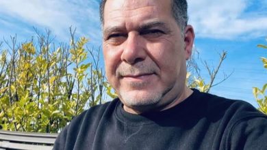 ( رحلة بين الجدار و ظلِّه ) في الممرِّ الضيّقِ بين الجدارِ و ظلِّه، تركوني يتيمَ الأصداء، كأنّني حرفٌ نجا من الحريق ليحاكمَهُ الرماد. الوجوهُ التي عبرتني، لم تلتفتْ لتتأكَد إنْ كنتُ حجراً أم قلباً ، كلُّ ما فعلتْهُ أنّها وضعَتْ أصابعَها في أفواهِ العيون، كي لا ينكشفَ النبضُ المتأخِّر. أنا لا أكتبُ… أنا أدفنُ أجنحةً مكسورةً في رملٍ لا يبللُهُ البحرُ، و أنتظرُ أنْ يشيخَ الجناحُ ليصيرَ شجرةً تُظلّلُ صمتي. هناك… في عمقٍ أبعد من قدرة النظر، تجلسُ الكلماتُ كطيورٍ عمياء، تتحسّسُ الفراغَ بمنقارِها و تتركُ على الهواءِ أثراً لا تراهُ العيونُ لكن يثقلُ على الأرواحِ كوشم ٍبلا جلد. الصمتُ الذي يحيطنُي ليسَ غياباً … إنّهُ قطيعٌ من وجوهٍ يعرفُ الطريقَ إليّ و يتعمّدُ الضياع.