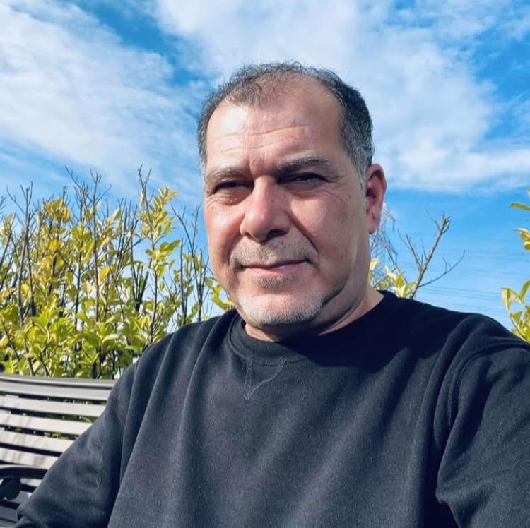 ( رحلة بين الجدار و ظلِّه ) في الممرِّ الضيّقِ بين الجدارِ و ظلِّه، تركوني يتيمَ الأصداء، كأنّني حرفٌ نجا من الحريق ليحاكمَهُ الرماد. الوجوهُ التي عبرتني، لم تلتفتْ لتتأكَد إنْ كنتُ حجراً أم قلباً ، كلُّ ما فعلتْهُ أنّها وضعَتْ أصابعَها في أفواهِ العيون، كي لا ينكشفَ النبضُ المتأخِّر. أنا لا أكتبُ… أنا أدفنُ أجنحةً مكسورةً في رملٍ لا يبللُهُ البحرُ، و أنتظرُ أنْ يشيخَ الجناحُ ليصيرَ شجرةً تُظلّلُ صمتي. هناك… في عمقٍ أبعد من قدرة النظر، تجلسُ الكلماتُ كطيورٍ عمياء، تتحسّسُ الفراغَ بمنقارِها و تتركُ على الهواءِ أثراً لا تراهُ العيونُ لكن يثقلُ على الأرواحِ كوشم ٍبلا جلد. الصمتُ الذي يحيطنُي ليسَ غياباً … إنّهُ قطيعٌ من وجوهٍ يعرفُ الطريقَ إليّ و يتعمّدُ الضياع.