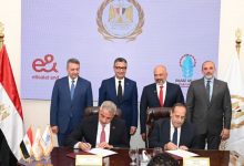 وزير الصناعة يشهد وضع حجر الأساس لمجمع أتوم سولار للألواح الشمسية