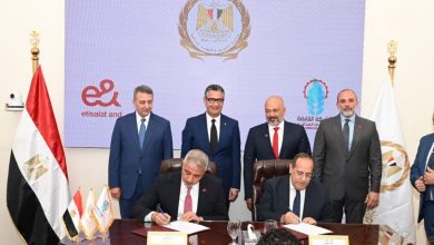 وزير الصناعة يشهد وضع حجر الأساس لمجمع أتوم سولار للألواح الشمسية