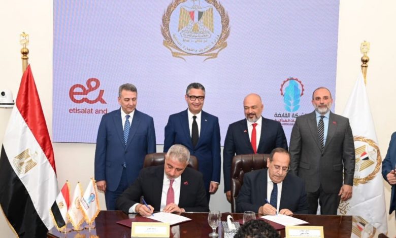 وزير الصناعة يشهد وضع حجر الأساس لمجمع أتوم سولار للألواح الشمسية