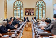 الفريق مهندس كامل الوزير وزير النقل خلال اجتماع مع المهندس سعيد بن حمود المعولي وزير النقل العماني