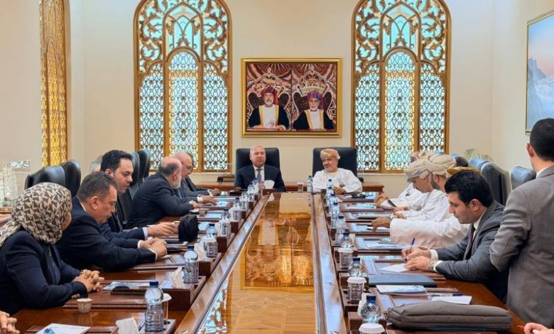 الفريق مهندس كامل الوزير وزير النقل خلال اجتماع مع المهندس سعيد بن حمود المعولي وزير النقل العماني