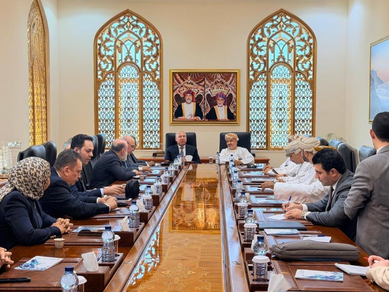 الفريق مهندس كامل الوزير وزير النقل خلال اجتماع مع المهندس سعيد بن حمود المعولي وزير النقل العماني