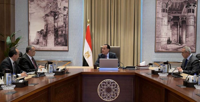 رئيس الوزراء يتابع مع وزير الدولة للإنتاج الحربي ملفات عمل الوزارة