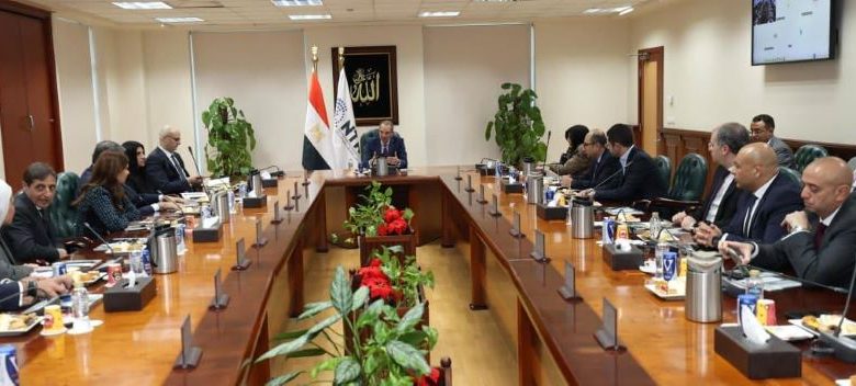 وزير الاتصالات يجتمع بأعضاء لجنة صناعة الاتصالات بالجهاز القومي لتنظيم الاتصالات