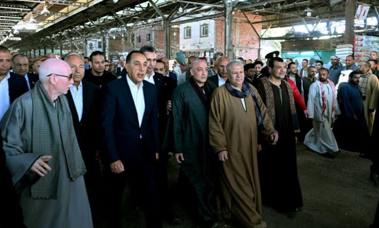 رئيس الوزراء لمصري يتفقد مكونات سوق العبور