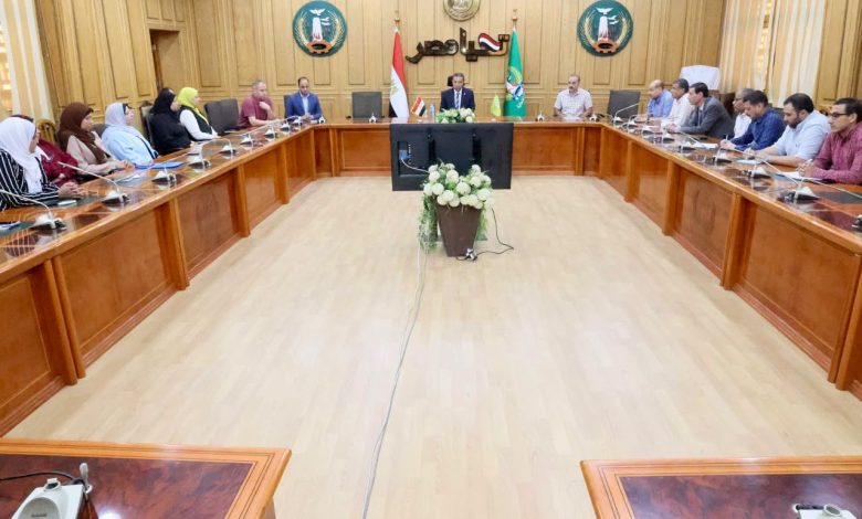 عقب حركة التنقلات الأخيرة : محافظ المنوفية يلتقي مديري الإدارات الاجتماعية ويشدد على حسن معاملة المواطنين